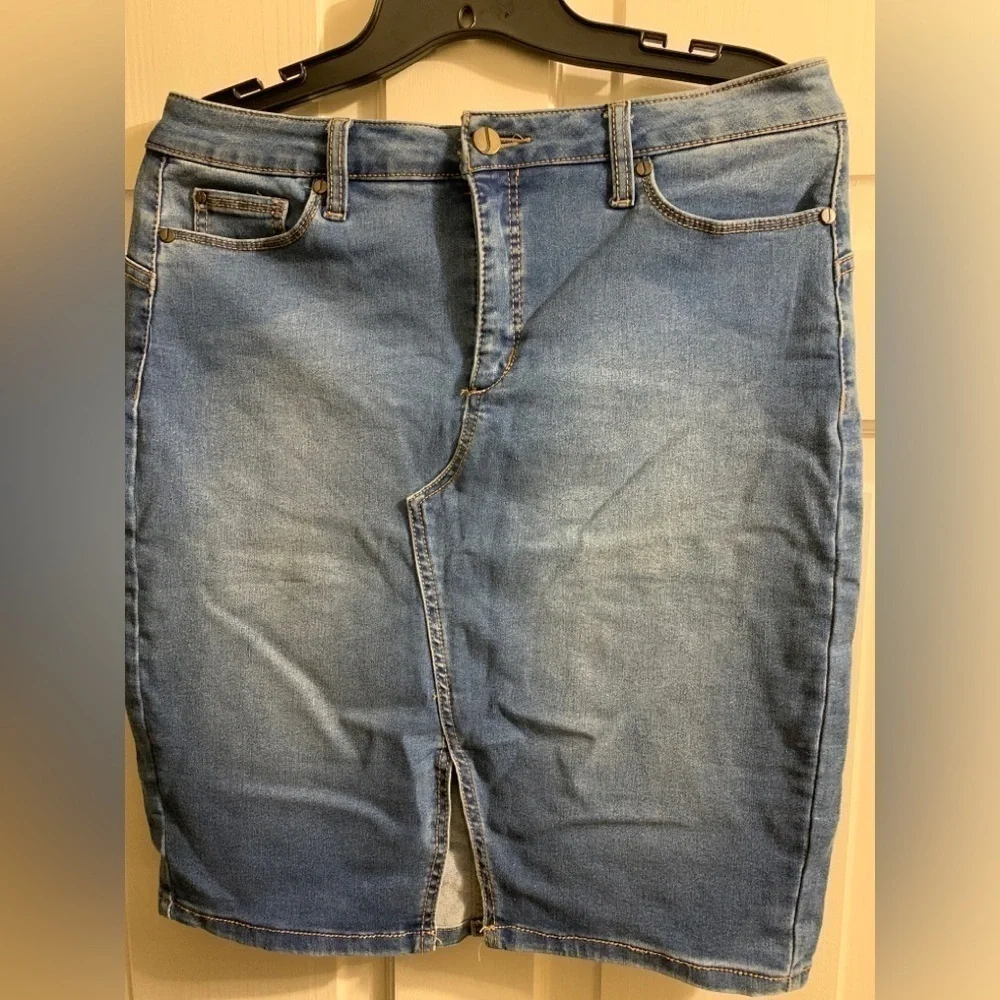 3/$28❤️❤️ Jones NY signature Madison pencil denim skirt with four pockets size8P